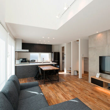 ハウスクラフト 無垢やタイルの質感が映える、モノトーンのシンプルな家。造作家具も「カッコよく」とお任せして正解！の建築実例画像3