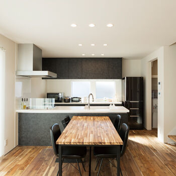 ハウスクラフト 無垢やタイルの質感が映える、モノトーンのシンプルな家。造作家具も「カッコよく」とお任せして正解！の建築実例画像4