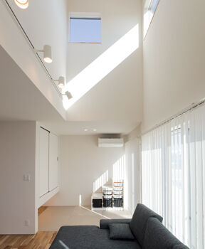 ハウスクラフト 無垢やタイルの質感が映える、モノトーンのシンプルな家。造作家具も「カッコよく」とお任せして正解！の建築実例画像6