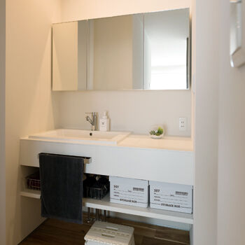 ハウスクラフト 無垢やタイルの質感が映える、モノトーンのシンプルな家。造作家具も「カッコよく」とお任せして正解！の建築実例画像7