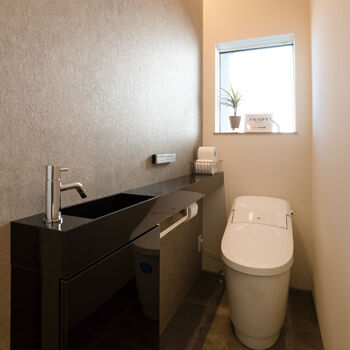 ハウスクラフト 無垢やタイルの質感が映える、モノトーンのシンプルな家。造作家具も「カッコよく」とお任せして正解！の建築実例画像8