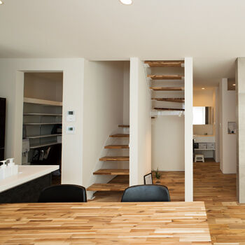 ハウスクラフト 無垢やタイルの質感が映える、モノトーンのシンプルな家。造作家具も「カッコよく」とお任せして正解！の建築実例画像9