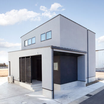 ハウスクラフト 無垢やタイルの質感が映える、モノトーンのシンプルな家。造作家具も「カッコよく」とお任せして正解！の建築実例画像10