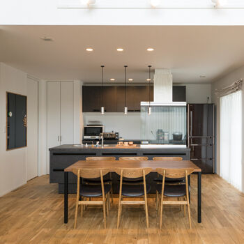 ハウスクラフト 吹抜けとパパ念願のトレーニング室を実現した、天然木をふんだんに使った家。「家事ラクなのも魅力です！」の建築実例画像3