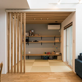 ハウスクラフト 吹抜けとパパ念願のトレーニング室を実現した、天然木をふんだんに使った家。「家事ラクなのも魅力です！」の建築実例画像4