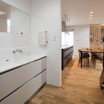 ハウスクラフト 吹抜けとパパ念願のトレーニング室を実現した、天然木をふんだんに使った家。「家事ラクなのも魅力です！」の建築実例画像7