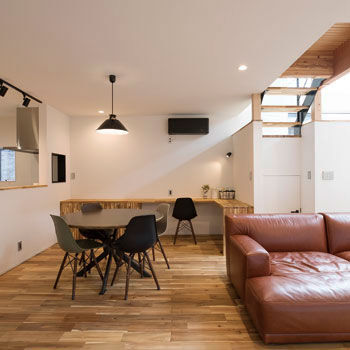 ハウスクラフト 【スキップフロア×家事ラク動線】吹抜けがつくる陰影がインテリアに！城をヒントにした焼杉のカッコいい家の建築実例画像2