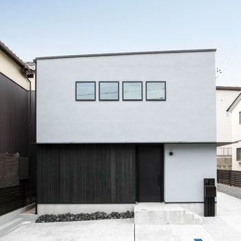 ハウスクラフト 【スキップフロア×家事ラク動線】吹抜けがつくる陰影がインテリアに！城をヒントにした焼杉のカッコいい家の建築実例画像3