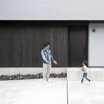 ハウスクラフト 【スキップフロア×家事ラク動線】吹抜けがつくる陰影がインテリアに！城をヒントにした焼杉のカッコいい家の建築実例画像4