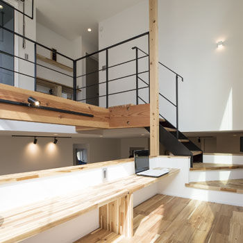 ハウスクラフト 【スキップフロア×家事ラク動線】吹抜けがつくる陰影がインテリアに！城をヒントにした焼杉のカッコいい家の建築実例画像6