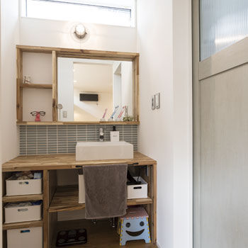 ハウスクラフト 【スキップフロア×家事ラク動線】吹抜けがつくる陰影がインテリアに！城をヒントにした焼杉のカッコいい家の建築実例画像7