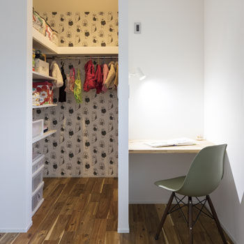 ハウスクラフト 【スキップフロア×家事ラク動線】吹抜けがつくる陰影がインテリアに！城をヒントにした焼杉のカッコいい家の建築実例画像8