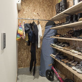 ハウスクラフト 【スキップフロア×家事ラク動線】吹抜けがつくる陰影がインテリアに！城をヒントにした焼杉のカッコいい家の建築実例画像9