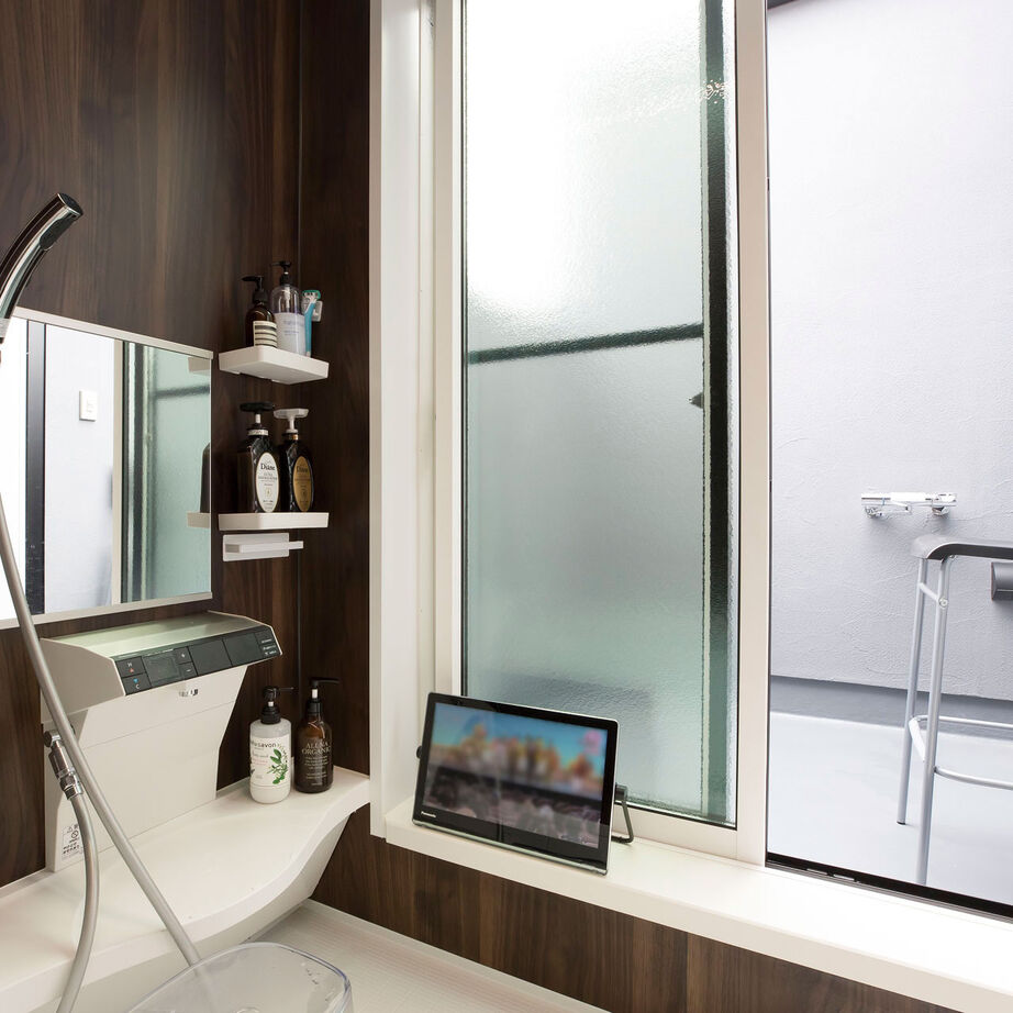 ハウスクラフト 【大人カッコいい×露天風呂気分の浴室】クールな“家っぽくない家”の中は…雑貨が似合うナチュラルな空間の建築実例画像7