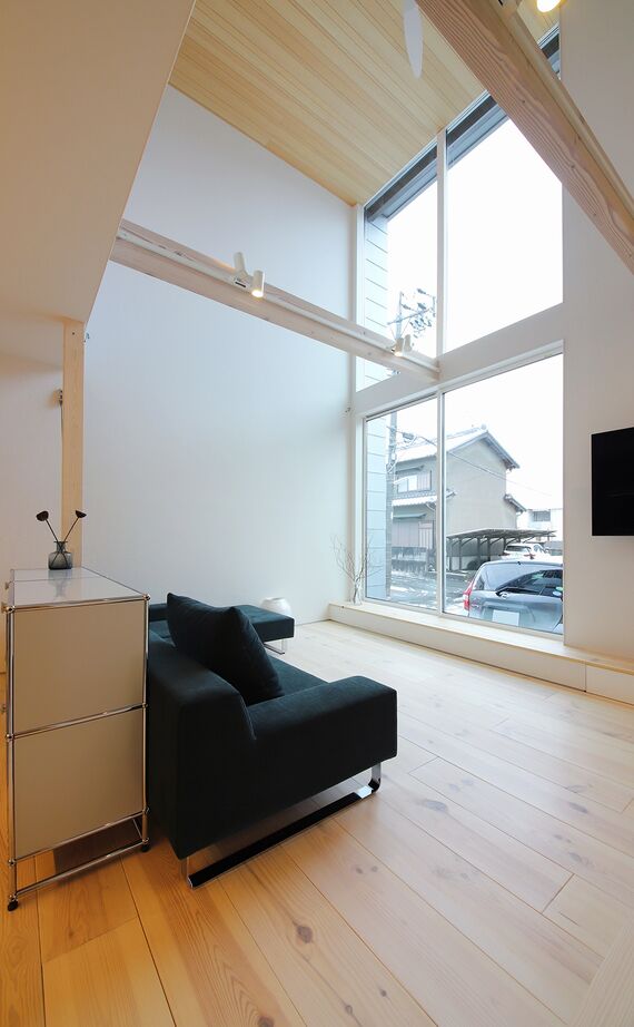 ハウスクラフト 【2000万円台/間取り図/3LDK】白基調のモダンテイスト｜大階段×約8帖の吹き抜けが作りだす開放的な住まいの建築実例画像6