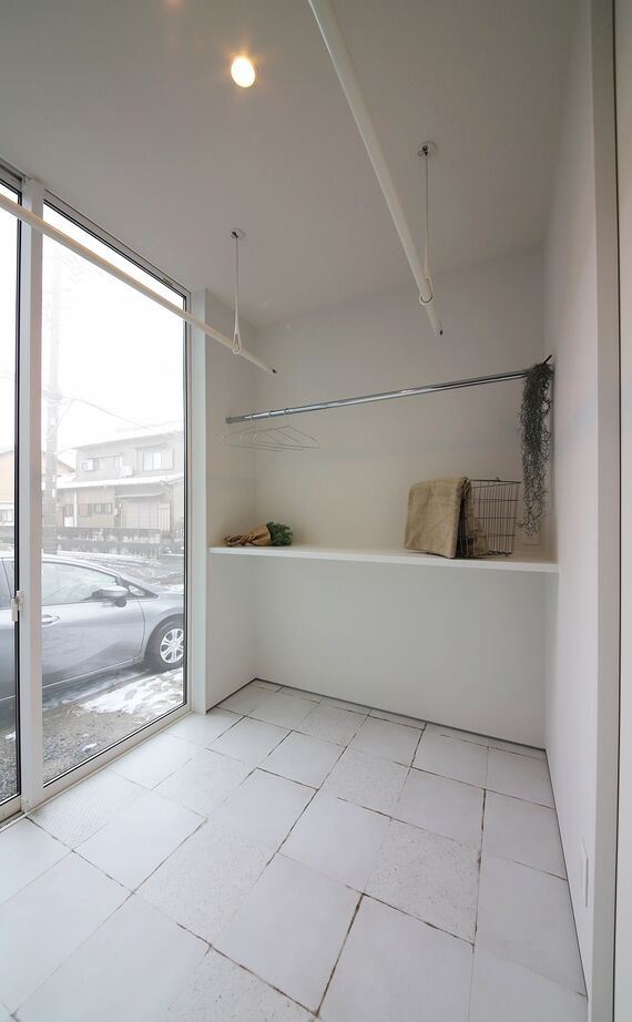 ハウスクラフト 【2000万円台/間取り図/3LDK】白基調のモダンテイスト｜大階段×約8帖の吹き抜けが作りだす開放的な住まいの建築実例画像8