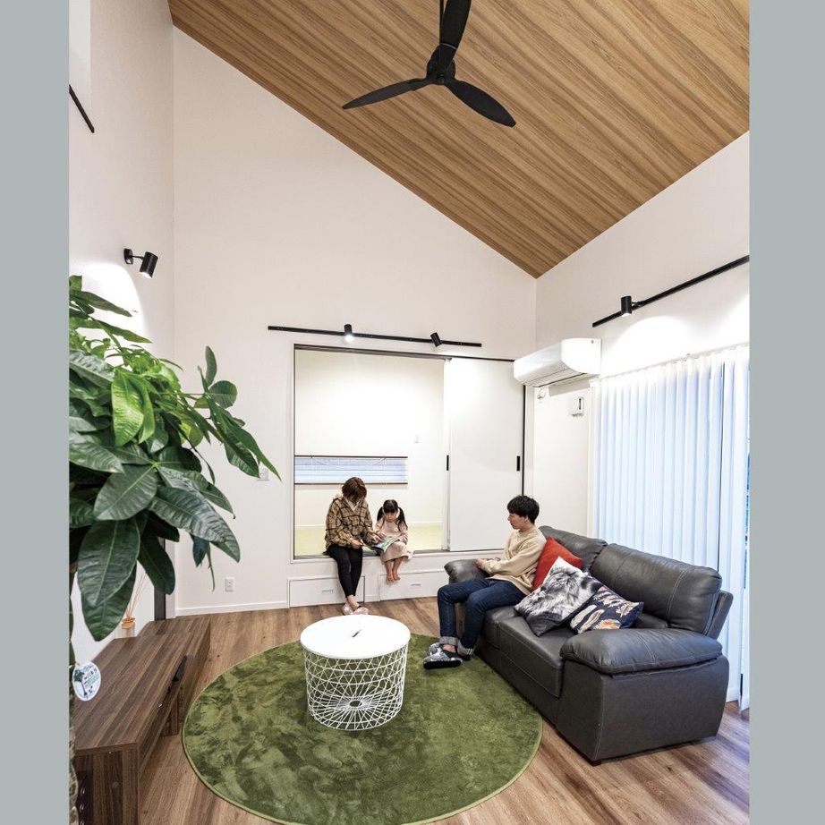 リバティーホーム ココチヨイ家 モダンなハイデザイン、流れる木目天井に癒しを感じる。の建築実例画像2