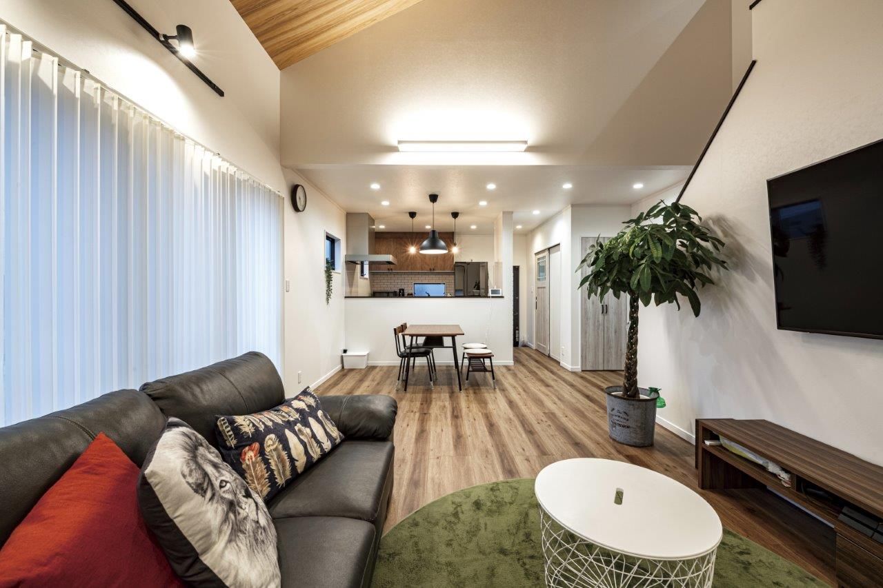 リバティーホーム ココチヨイ家 モダンなハイデザイン、流れる木目天井に癒しを感じる。の建築実例画像3