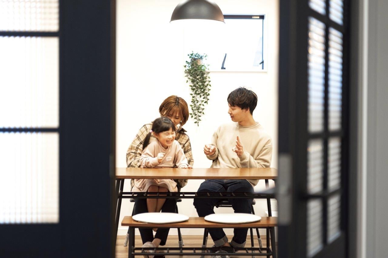 リバティーホーム ココチヨイ家 モダンなハイデザイン、流れる木目天井に癒しを感じる。の建築実例画像4