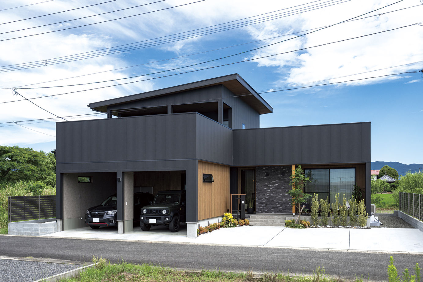 リバティーホーム ココチヨイ家 インナーガレージのあるリッチな外観。正面を通る線路からエントランスや室内が見えない工夫の建築実例画像2