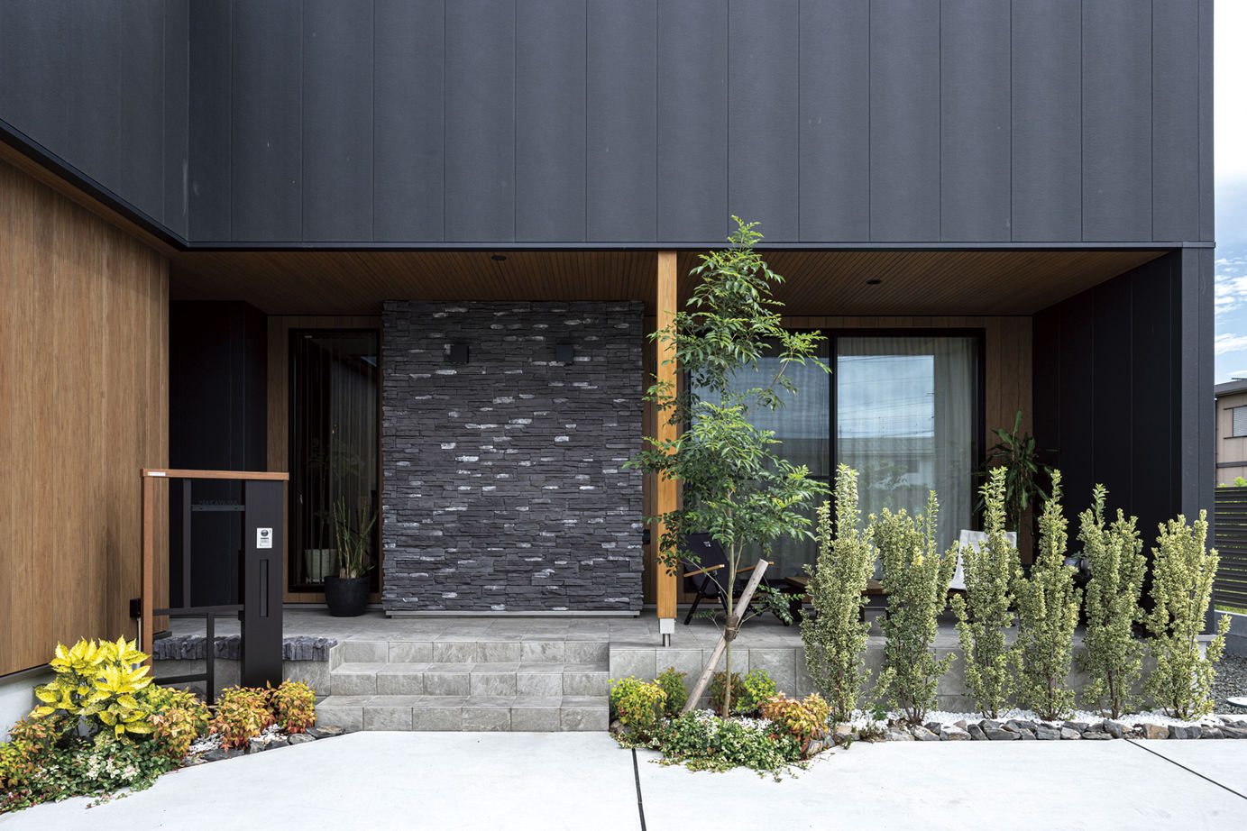 リバティーホーム ココチヨイ家 インナーガレージのあるリッチな外観。正面を通る線路からエントランスや室内が見えない工夫の建築実例画像3