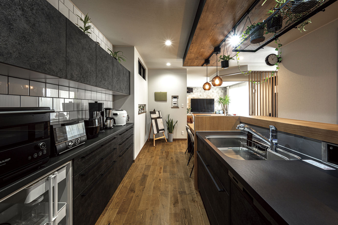 リバティーホーム ココチヨイ家 インナーガレージのあるリッチな外観。正面を通る線路からエントランスや室内が見えない工夫の建築実例画像4