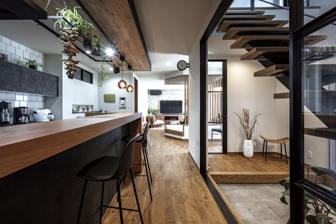 リバティーホーム ココチヨイ家 インナーガレージのあるリッチな外観。正面を通る線路からエントランスや室内が見えない工夫の建築実例画像5