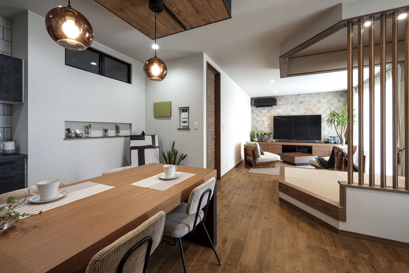 リバティーホーム ココチヨイ家 インナーガレージのあるリッチな外観。正面を通る線路からエントランスや室内が見えない工夫の建築実例画像6