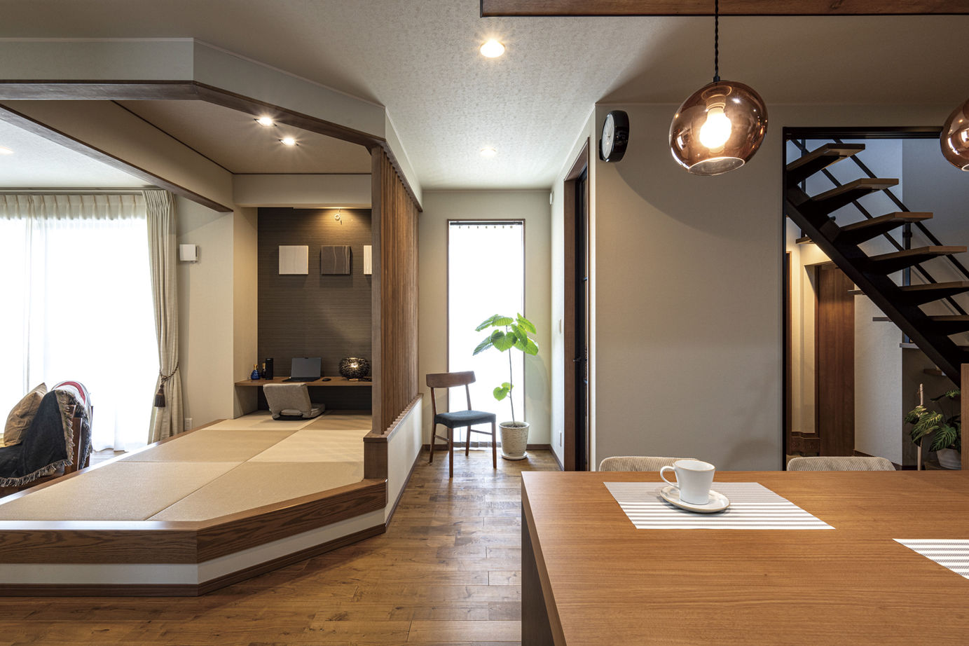 リバティーホーム ココチヨイ家 インナーガレージのあるリッチな外観。正面を通る線路からエントランスや室内が見えない工夫の建築実例画像7