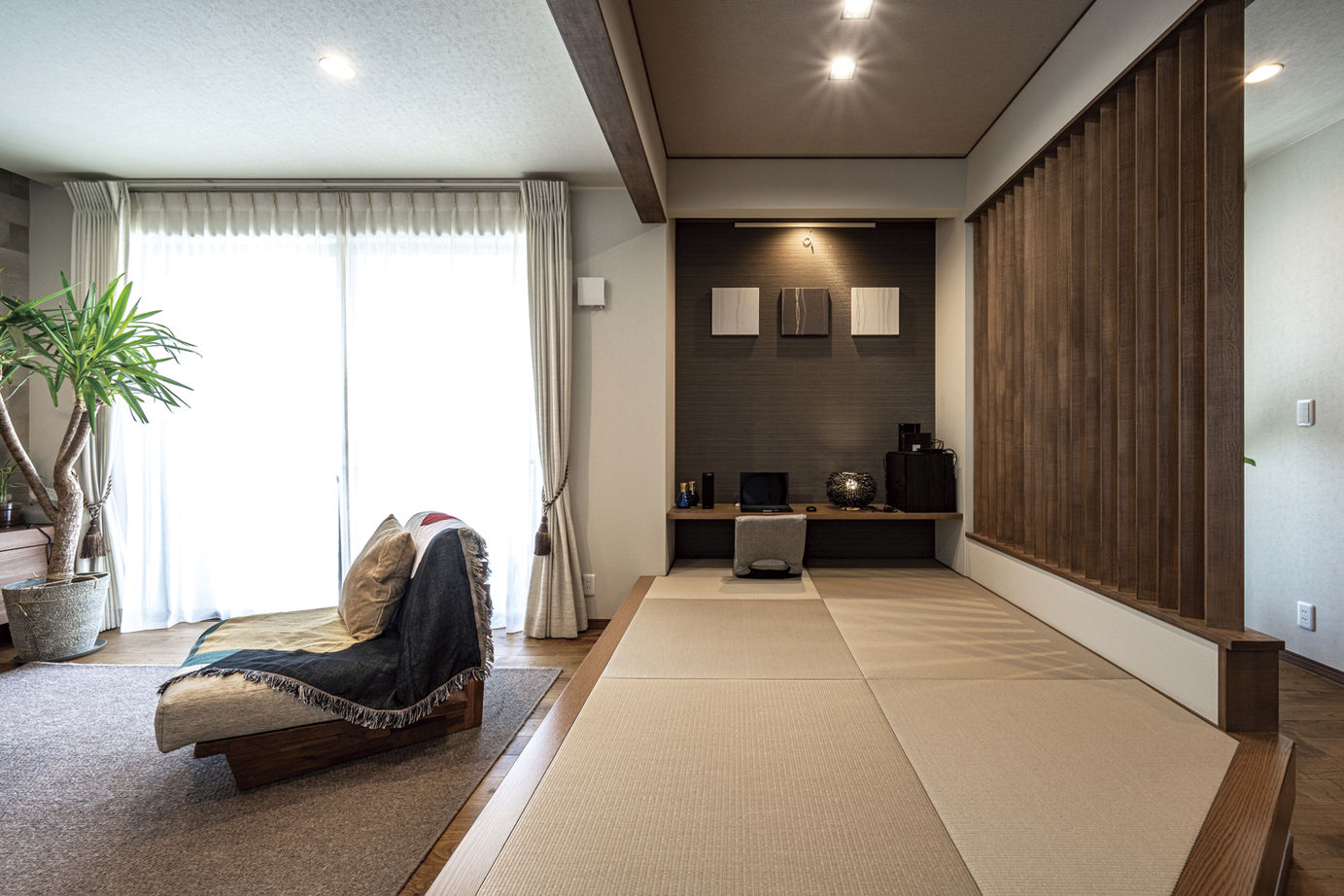 リバティーホーム ココチヨイ家 インナーガレージのあるリッチな外観。正面を通る線路からエントランスや室内が見えない工夫の建築実例画像8