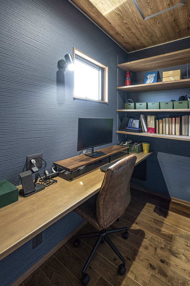 リバティーホーム ココチヨイ家 インナーガレージのあるリッチな外観。正面を通る線路からエントランスや室内が見えない工夫の建築実例画像9