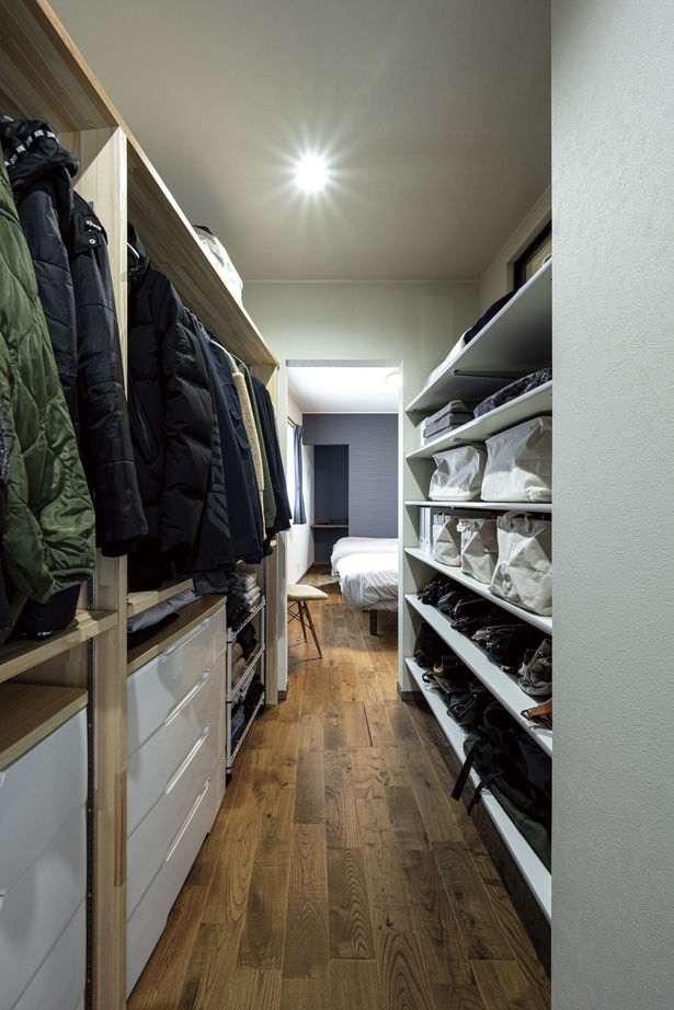 リバティーホーム ココチヨイ家 インナーガレージのあるリッチな外観。正面を通る線路からエントランスや室内が見えない工夫の建築実例画像10