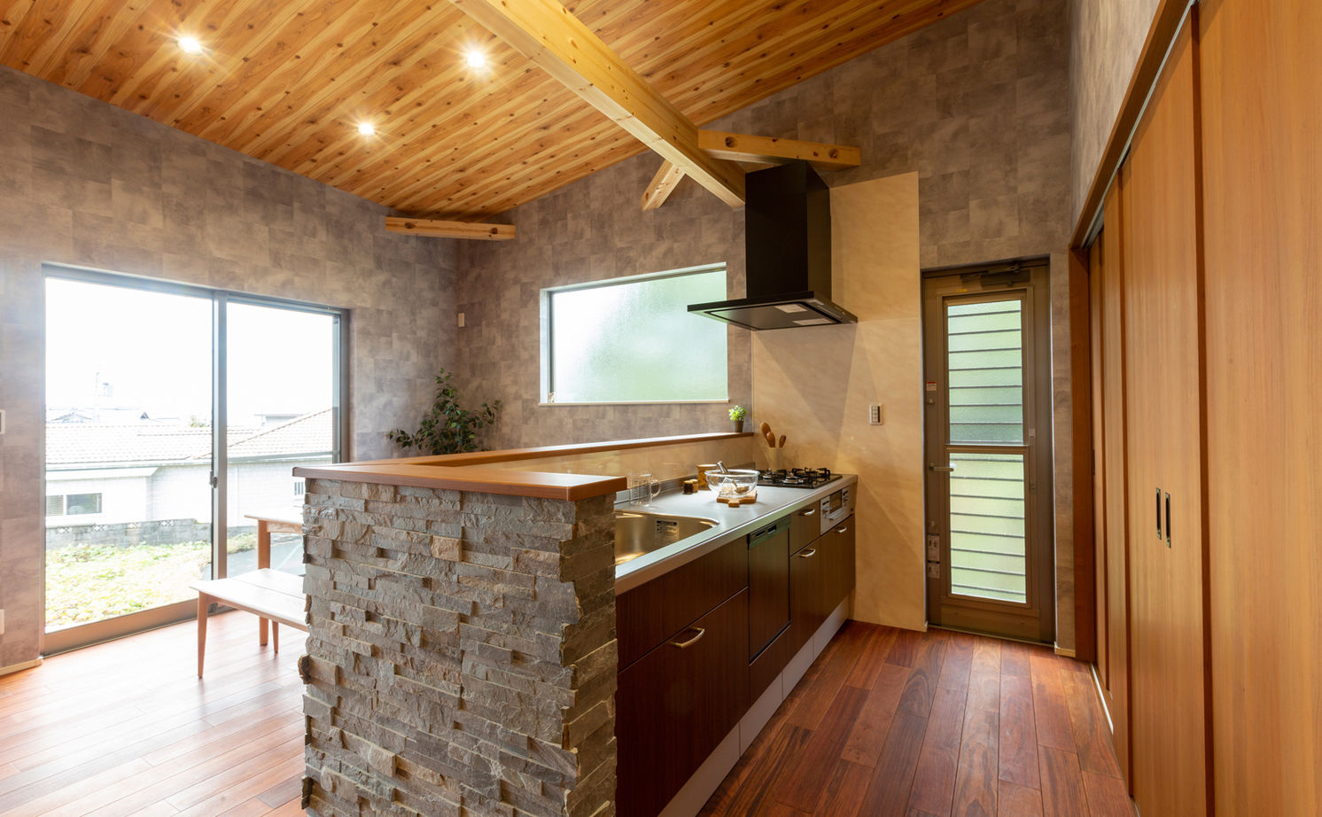 カステルホーム 【大津市×1960万円】暖炉の暖かさに包まれる平屋。琵琶湖を一望する別荘のような住まいの建築実例画像4
