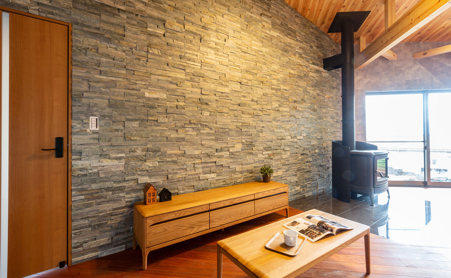 カステルホーム 【大津市×1960万円】暖炉の暖かさに包まれる平屋。琵琶湖を一望する別荘のような住まいの建築実例画像6