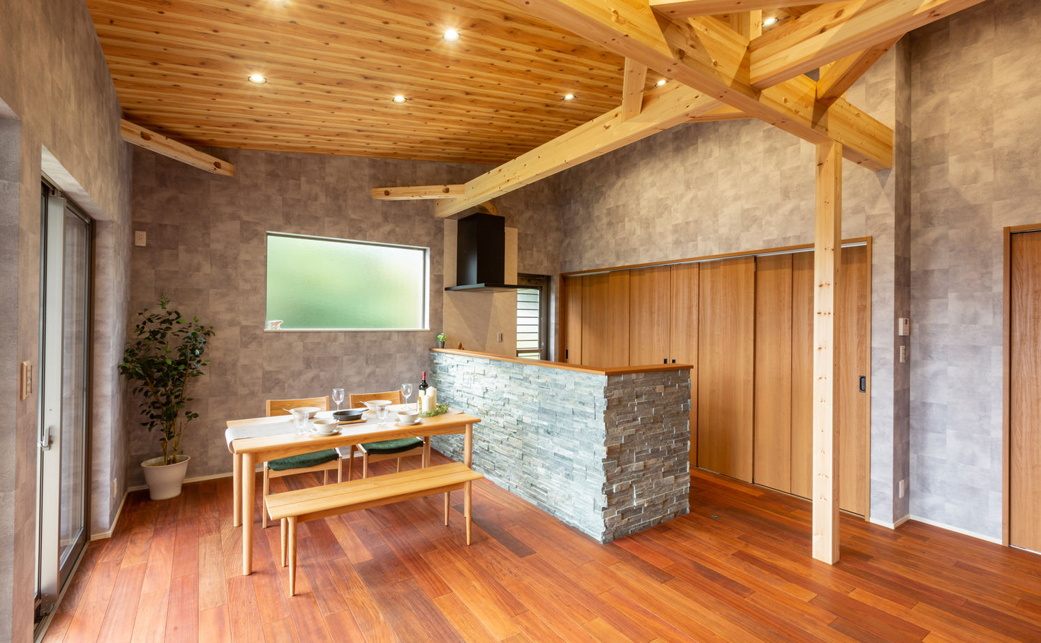 カステルホーム 【大津市×1960万円】暖炉の暖かさに包まれる平屋。琵琶湖を一望する別荘のような住まいの建築実例画像7