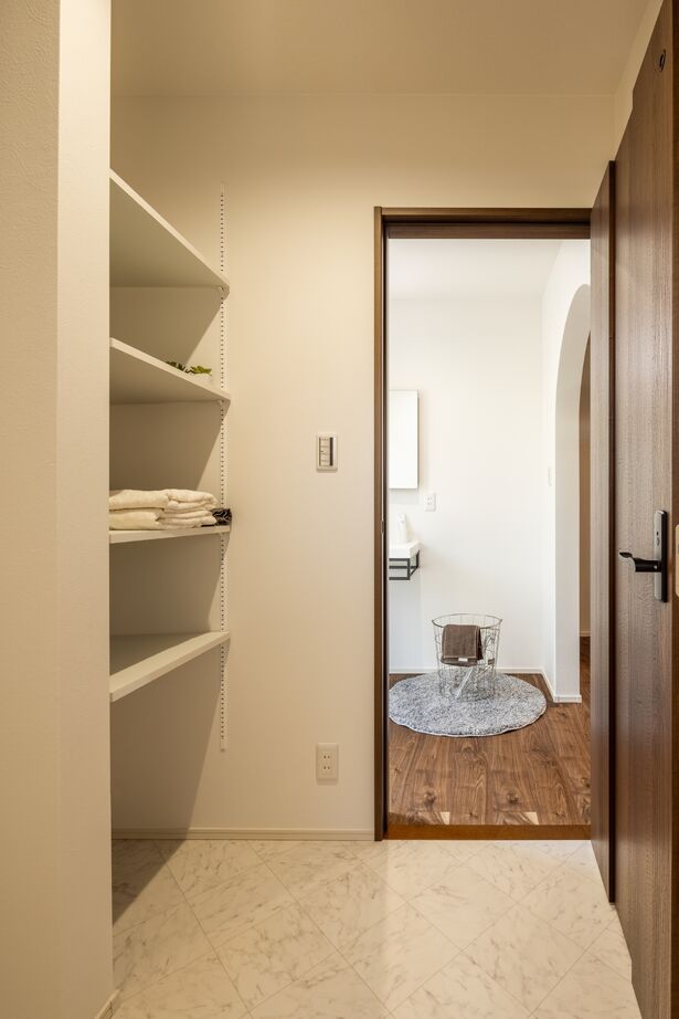 カステルホーム 【長浜市×1851万円】在宅ワークがはかどる郊外暮らし。広々インナーテラスが室内外を緩やかに繋ぐ平屋の家の建築実例画像11