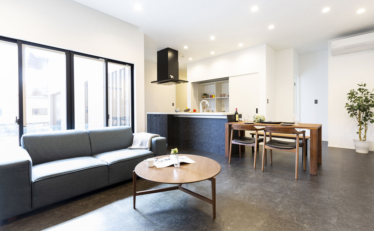 カステルホーム 【平屋／インナーガレージ／2800万円】モノトーンでまとめたスタイリッシュデザインの平屋の住まいの建築実例画像1