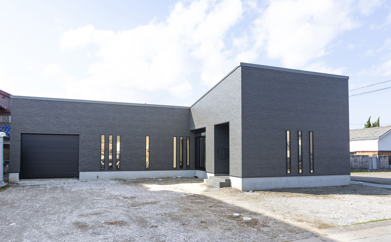 カステルホーム 【平屋／インナーガレージ／2800万円】モノトーンでまとめたスタイリッシュデザインの平屋の住まいの建築実例画像2
