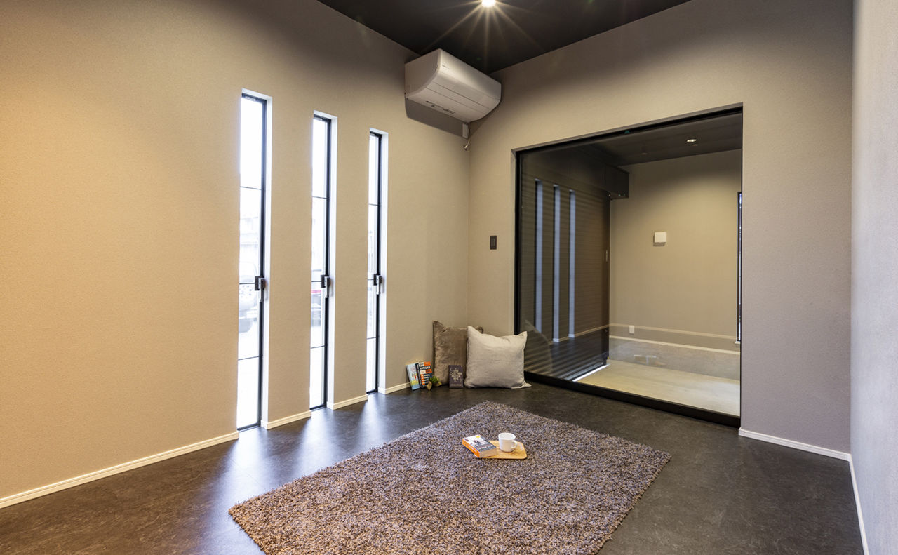 カステルホーム 【平屋／インナーガレージ／2800万円】モノトーンでまとめたスタイリッシュデザインの平屋の住まいの建築実例画像4