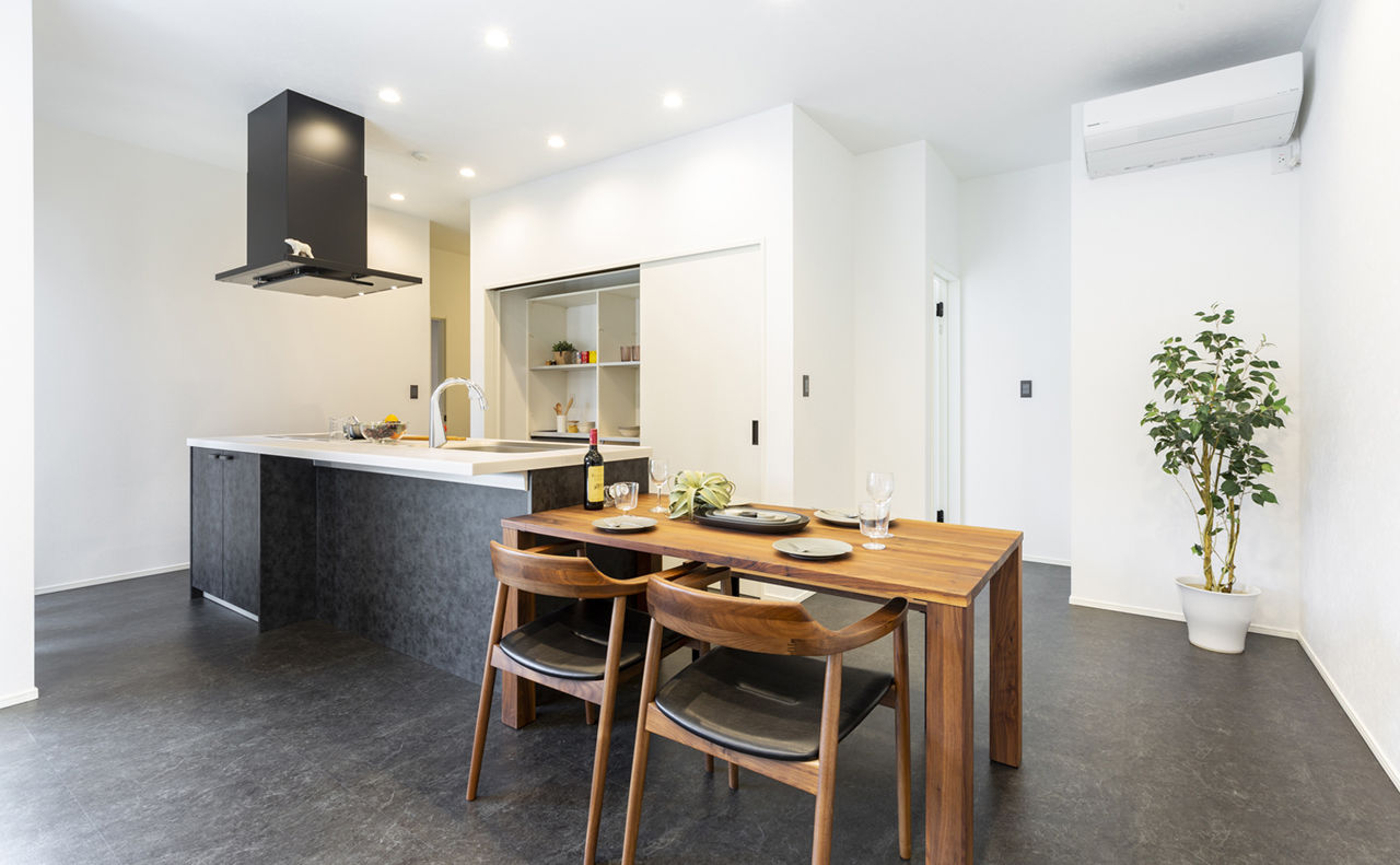 カステルホーム 【平屋／インナーガレージ／2800万円】モノトーンでまとめたスタイリッシュデザインの平屋の住まいの建築実例画像5