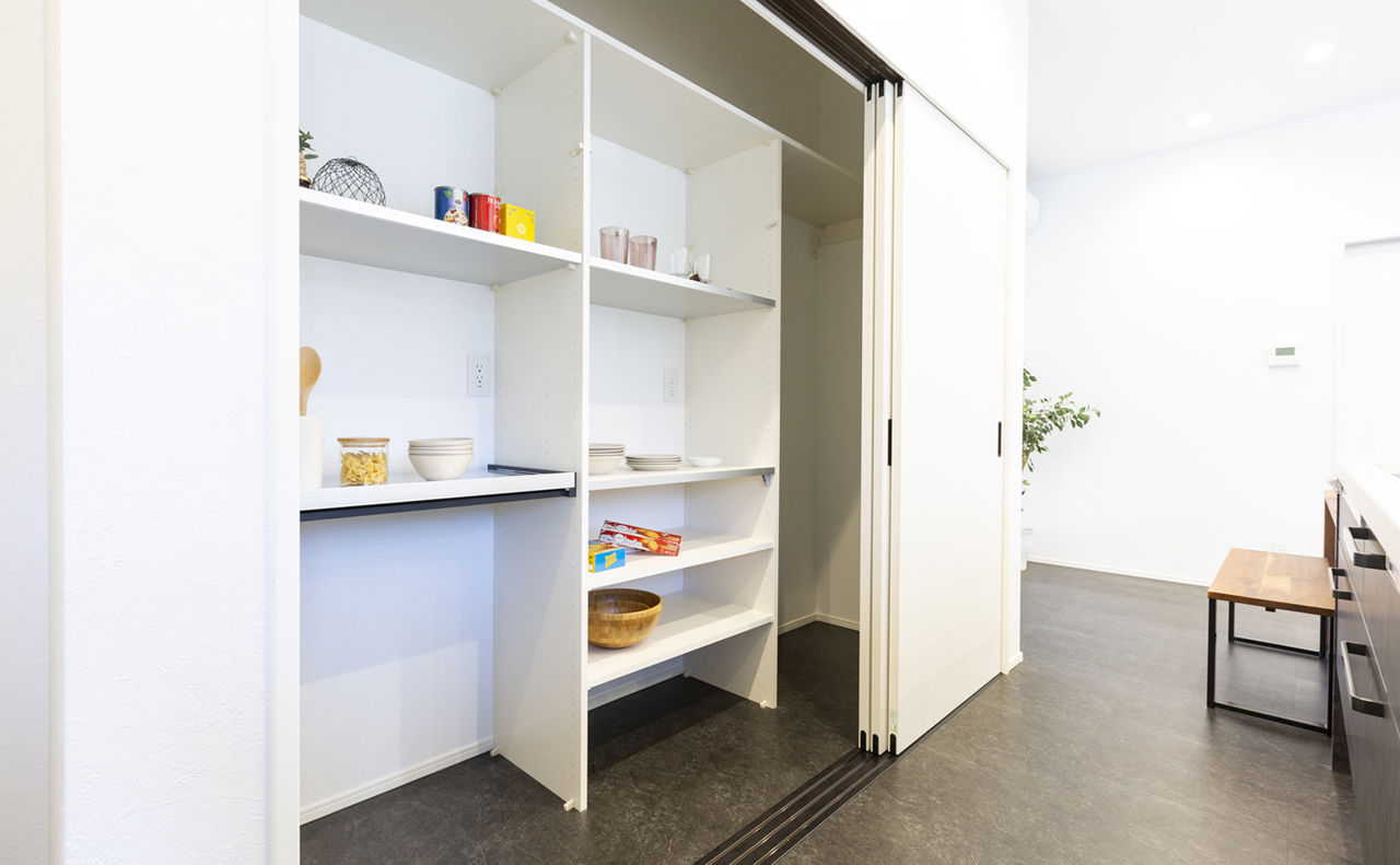 カステルホーム 【平屋／インナーガレージ／2800万円】モノトーンでまとめたスタイリッシュデザインの平屋の住まいの建築実例画像6