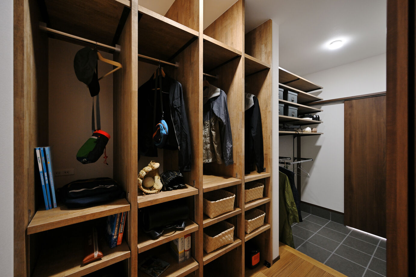 カステルホーム 家族がいい距離感で集う家。適材適所収納たっぷりな家族ロッカーで暮らしも家事もラク＆快適の建築実例画像6
