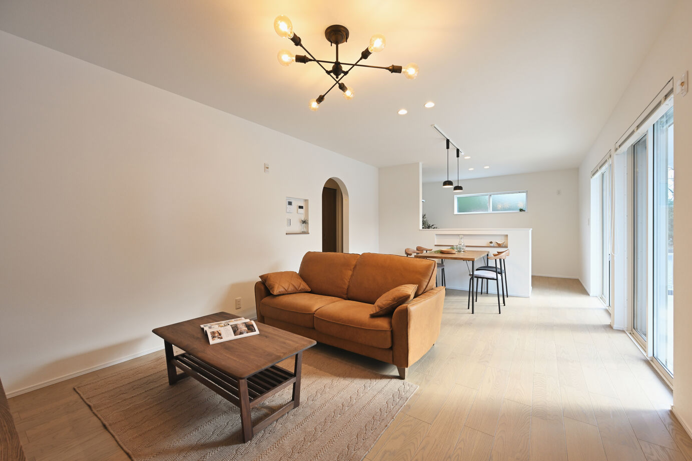 カステルホーム 【収納充実×1950万円】落ち着いたネイビーのカリフォルニアスタイルの家の建築実例画像2