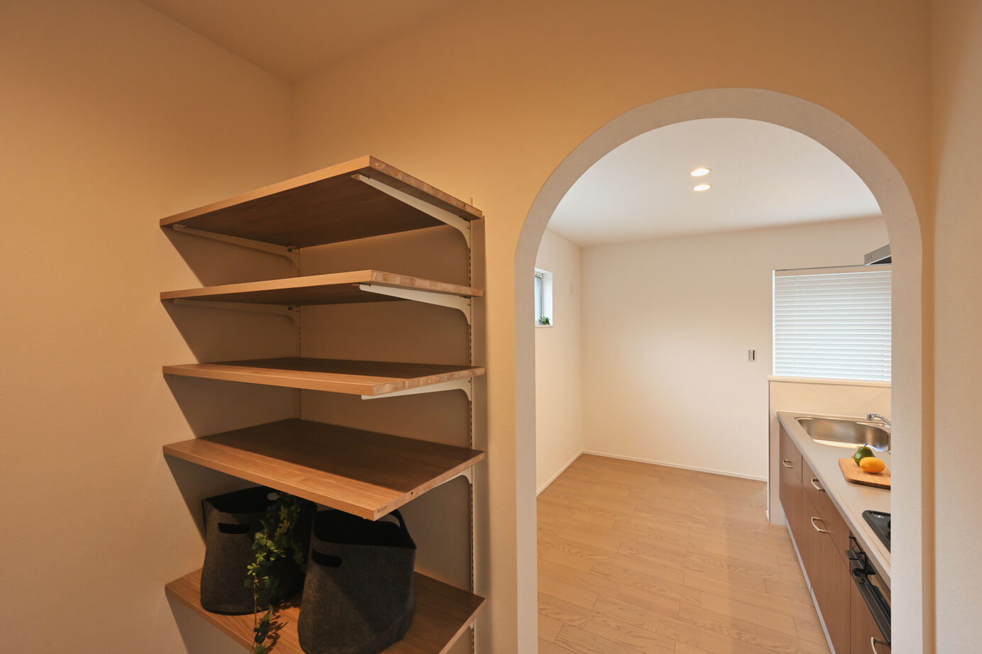 カステルホーム 【収納充実×1950万円】落ち着いたネイビーのカリフォルニアスタイルの家の建築実例画像3