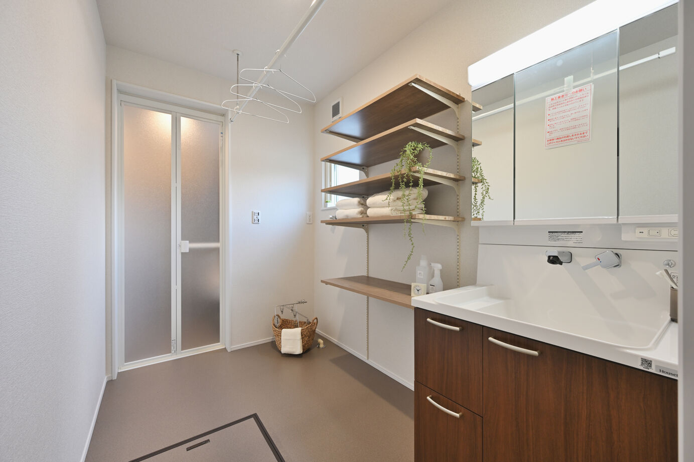 カステルホーム 【収納充実×1950万円】落ち着いたネイビーのカリフォルニアスタイルの家の建築実例画像4