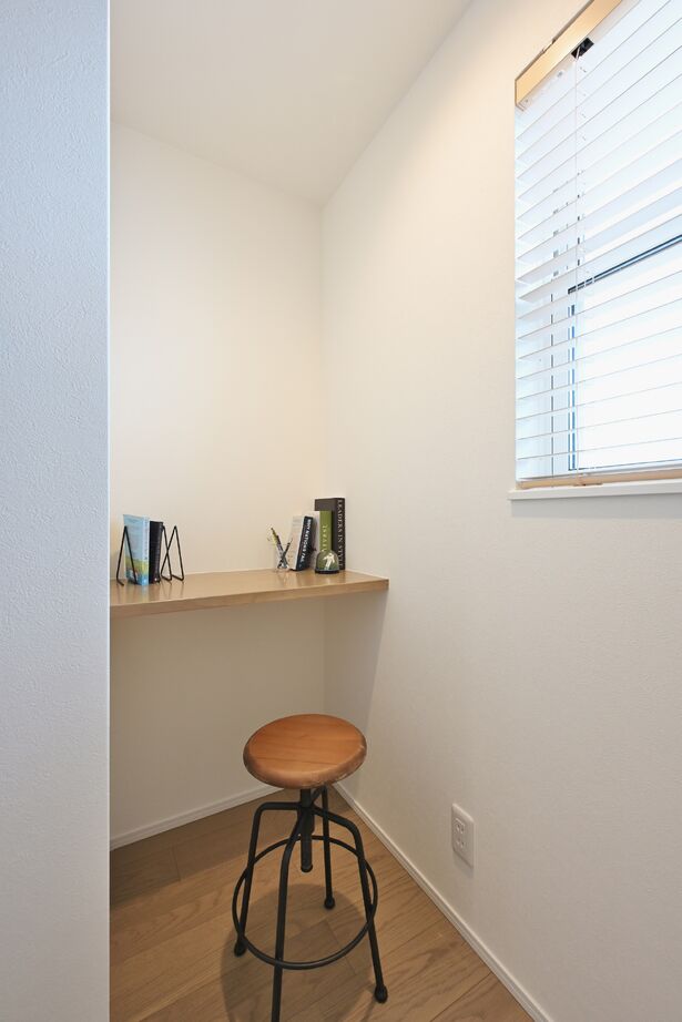 カステルホーム 【収納充実×1950万円】落ち着いたネイビーのカリフォルニアスタイルの家の建築実例画像5