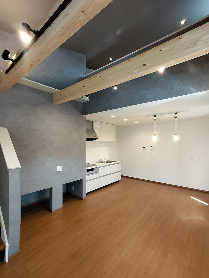 EASTYLE HOME（イースタイルホーム） 【1000万円台×狭小×ビルトインガレージ×間取り図有】間口4ｍ！車と海とネコを愛する吹抜けLDKの住まいの建築実例画像2