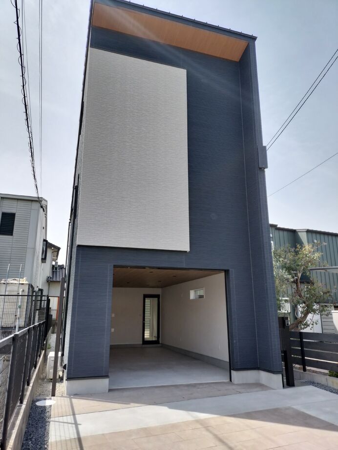 EASTYLE HOME（イースタイルホーム） 【1000万円台×狭小×ビルトインガレージ×間取り図有】間口4ｍ！車と海とネコを愛する吹抜けLDKの住まいの建築実例画像5