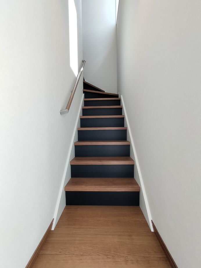 EASTYLE HOME（イースタイルホーム） 【1000万円台×狭小×ビルトインガレージ×間取り図有】間口4ｍ！車と海とネコを愛する吹抜けLDKの住まいの建築実例画像9