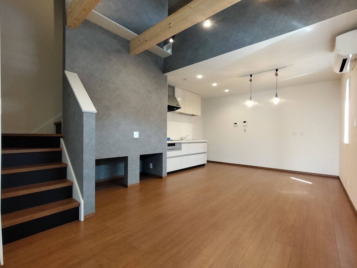 EASTYLE HOME（イースタイルホーム） 【1000万円台×狭小×ビルトインガレージ×間取り図有】間口4ｍ！車と海とネコを愛する吹抜けLDKの住まいの建築実例画像10